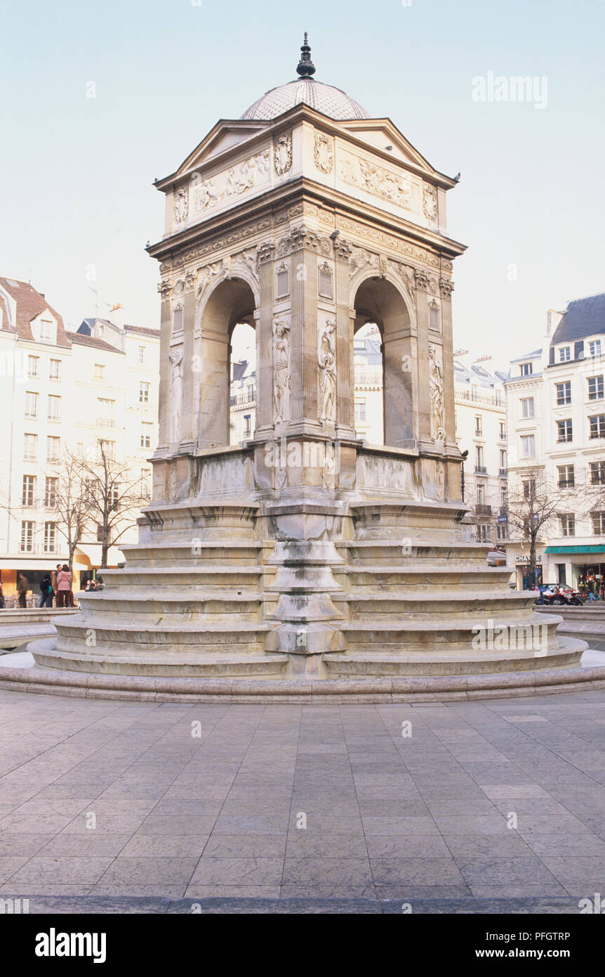 Frankreich, Paris, Fontaine des Innocents, Steinbrunnen mit Schritten. Stockfoto
