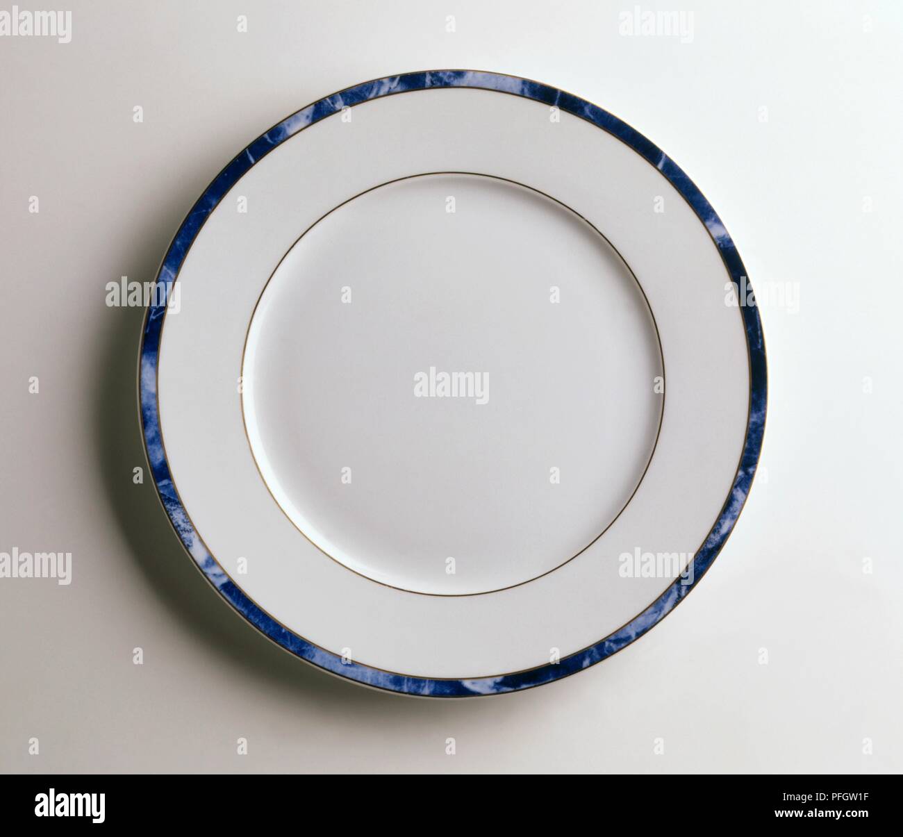 Ein weißer Teller mit blauem Rand Stockfoto