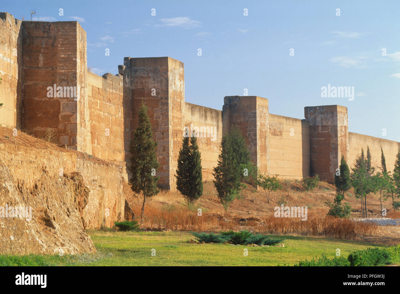 Spanien, Andalusien, Huelva, El Condado, Niebla, maurischen stein Mauern in der Stadt. Stockfoto