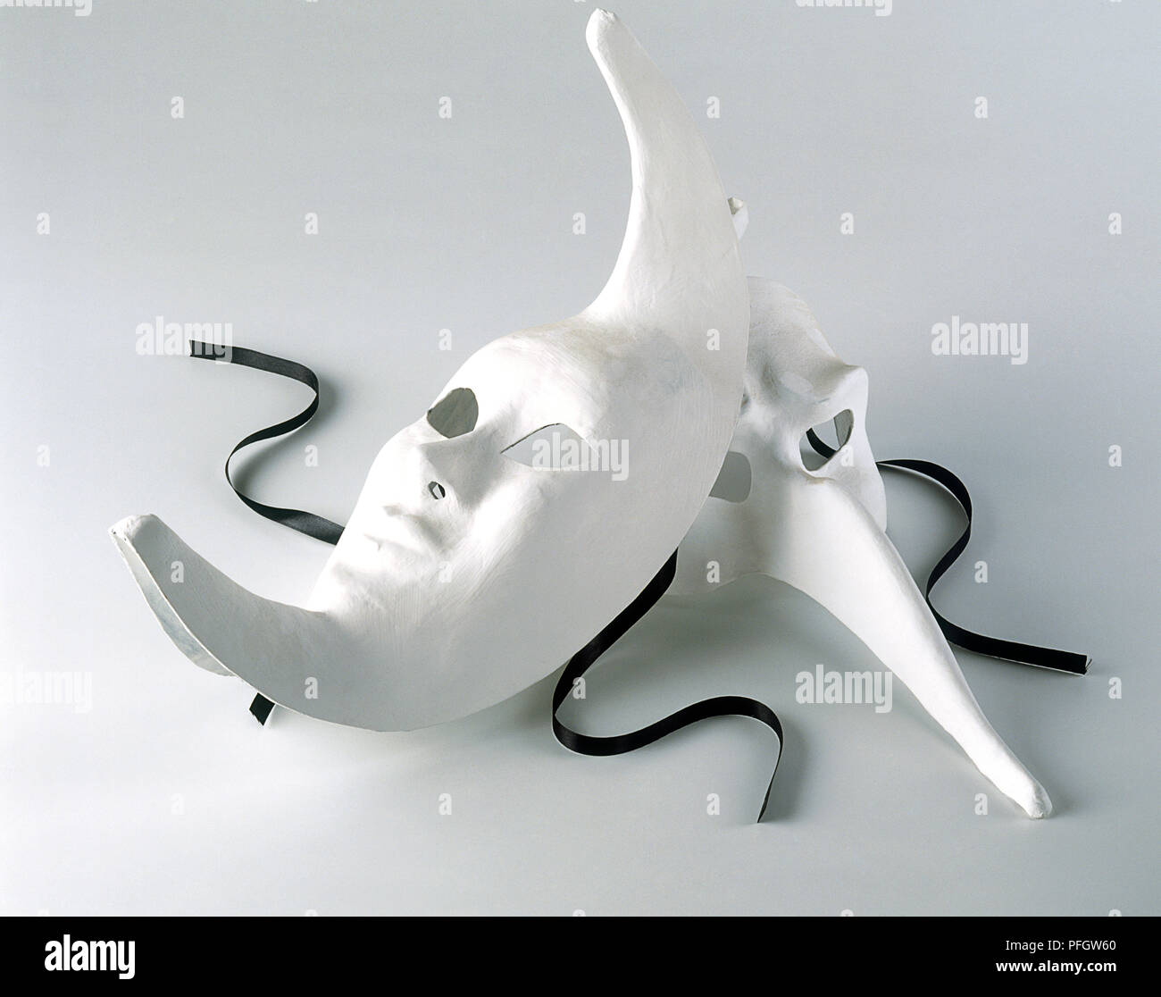 Zwei weiße Harlekin Masken Stockfoto