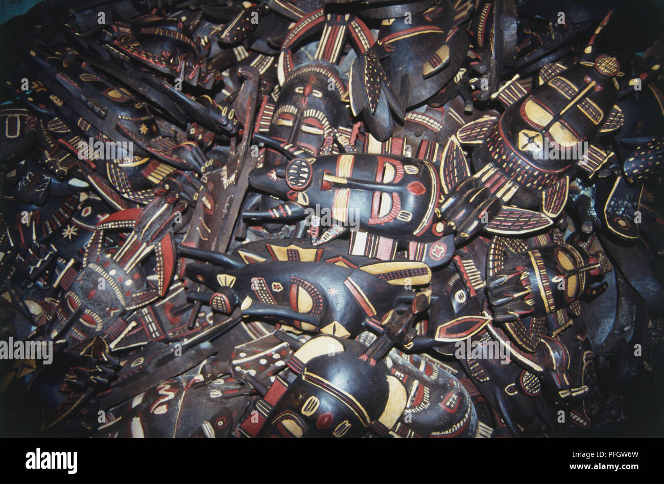 Stapel von Tribal Masken aus Afrika. Stockfoto