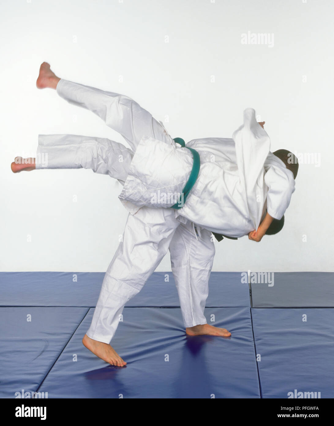 Martial Arts Wettbewerber Gegner auf den Boden zu werfen (Hals werfen) Stockfoto