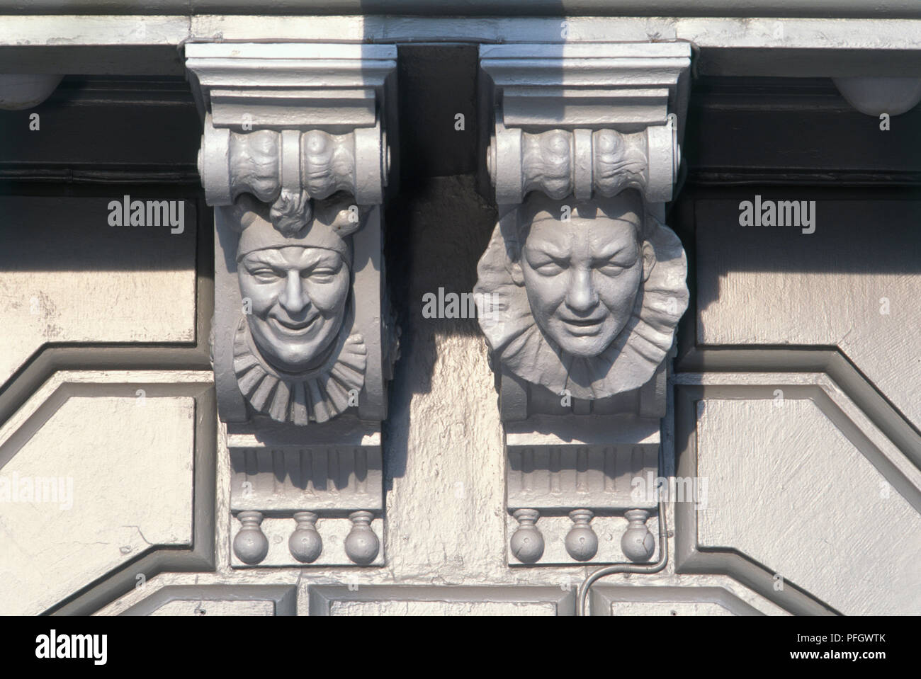 Niederlande, Amsterdam, Koninklijk Theater Carre, geschnitzten Köpfen auf der Fassade des Theaters, close-up Stockfoto