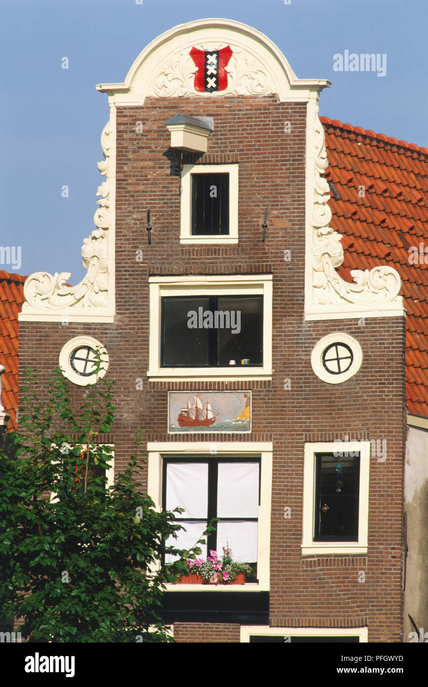 Holland, Amsterdam, Haus mit erhöhten Hals Giebel auf der Geldersekade. Stockfoto