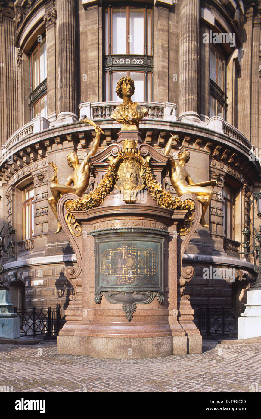 Frankreich, Paris, Opéra Viertel, Musée de l'Opera, goldene Statue außen Fassade des Museum. Stockfoto