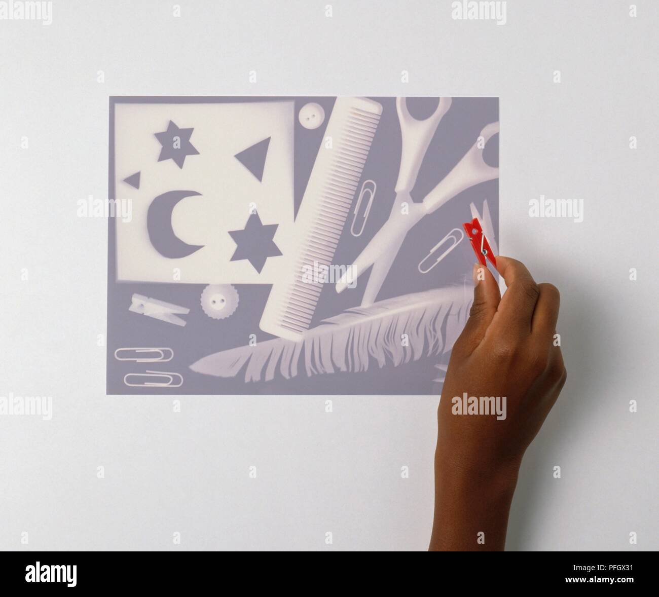 Fotografische Bild der Sammlung von Objekten, die von leuchtenden Lampe auf Fotopapier erstellt, Hand eines der Objekte entfernen Stockfoto