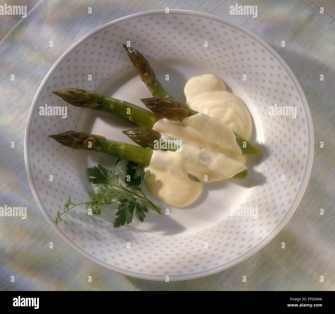 Spargelspitzen, serviert mit Sauce Hollandaise auf Platte Stockfoto