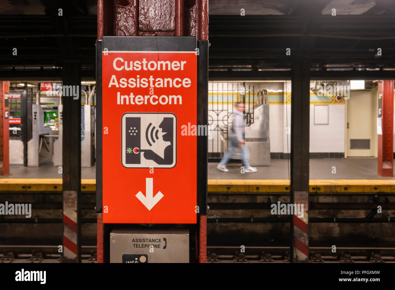 Customer Assistance intercom in einer U-Bahn Station in New York City Stockfoto