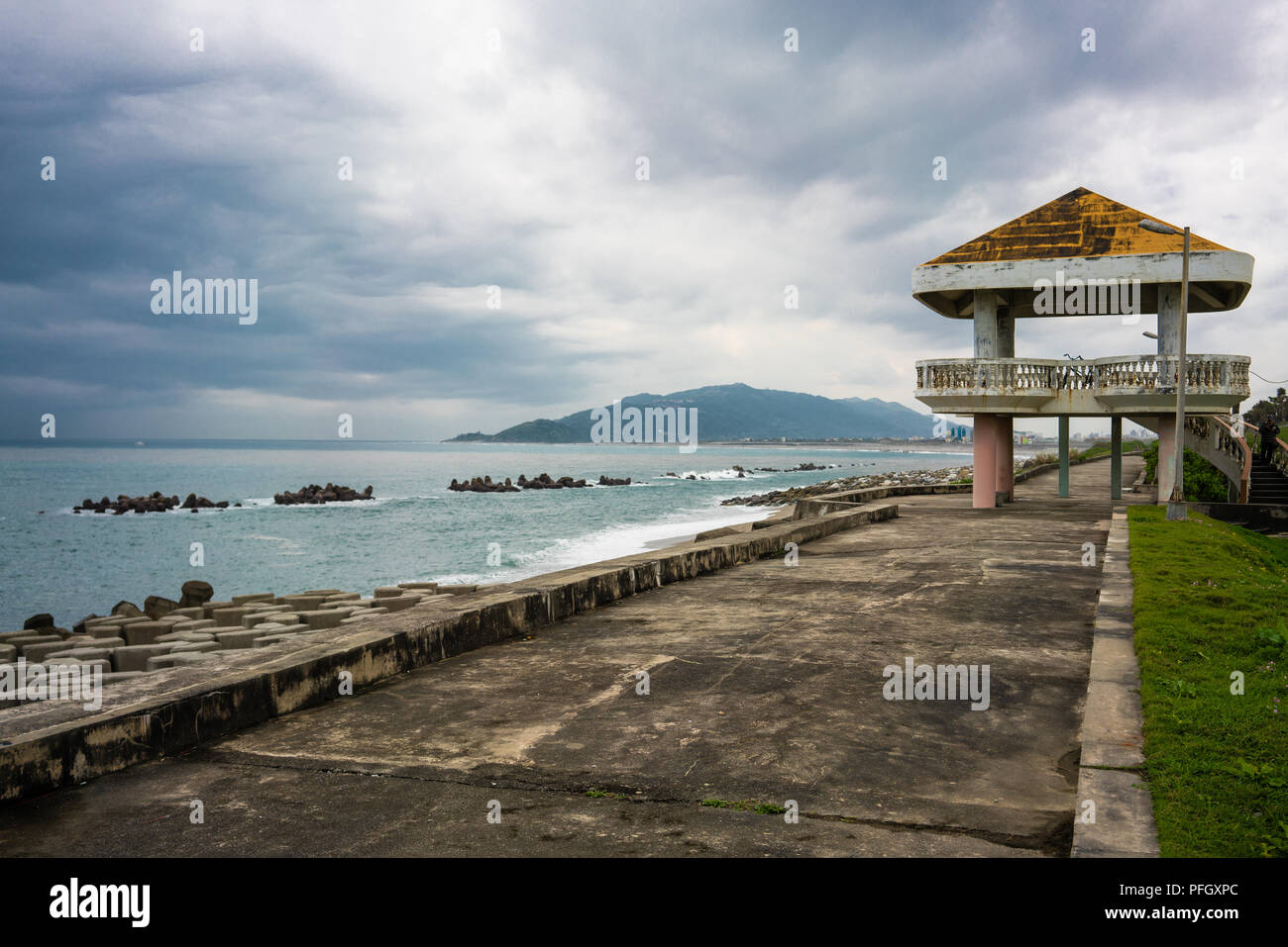 Pavillon am Meeresufer mit Wellenbrecher und stürmischen Wetter über dem pazifischen Ozean in Hualien City Taiwan Stockfoto