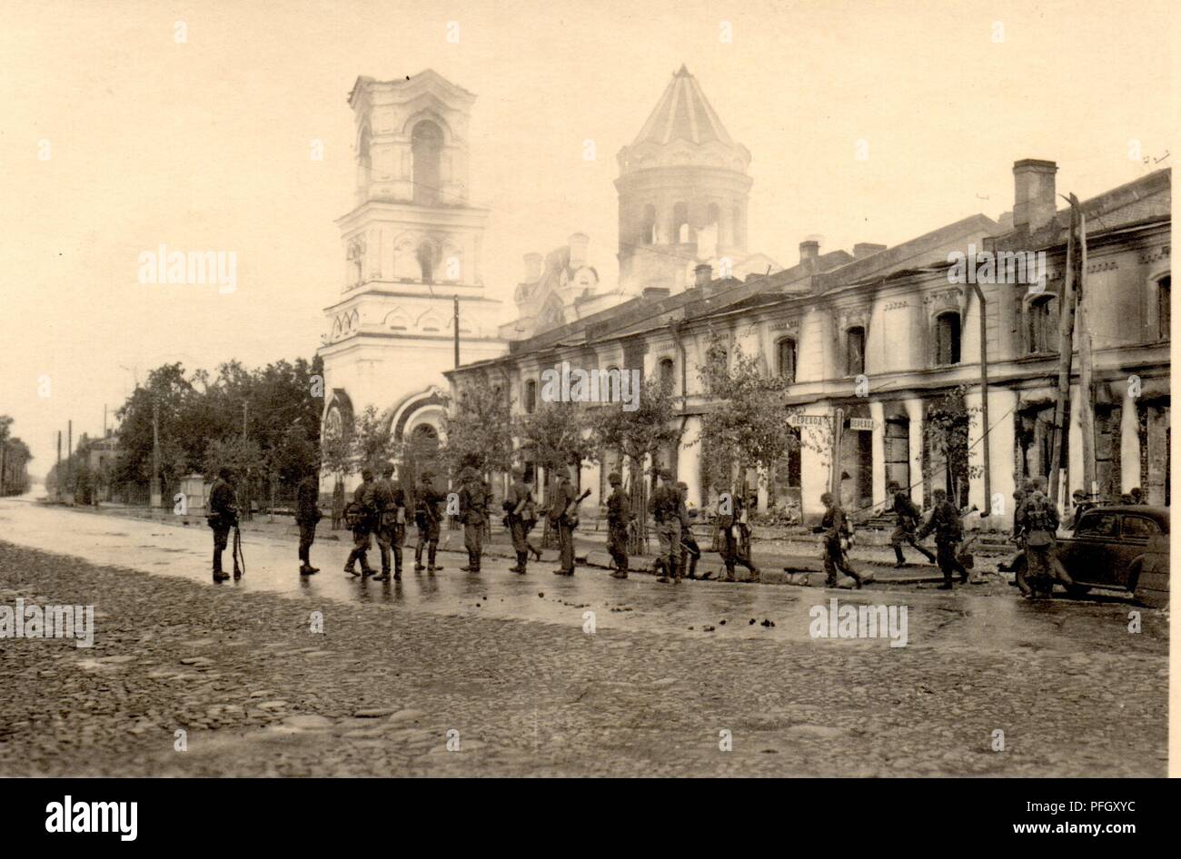 Waffen-SS-Truppen auf Luga Straße Stockfoto