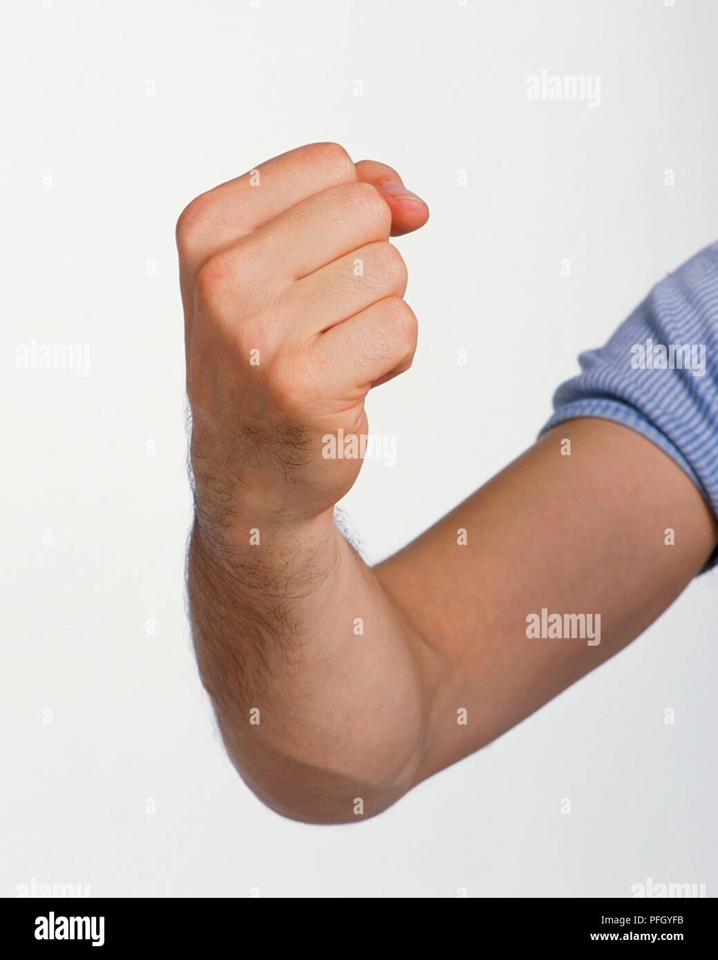 Geballte Faust des jungen Mannes Stockfoto