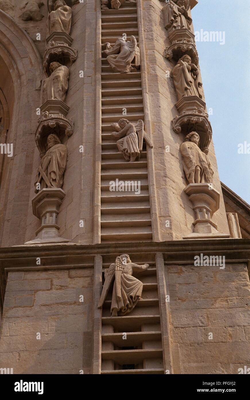 Stein Engel klettern Jacob's Ladder auf der Fassade der Abtei von Bath Stockfoto