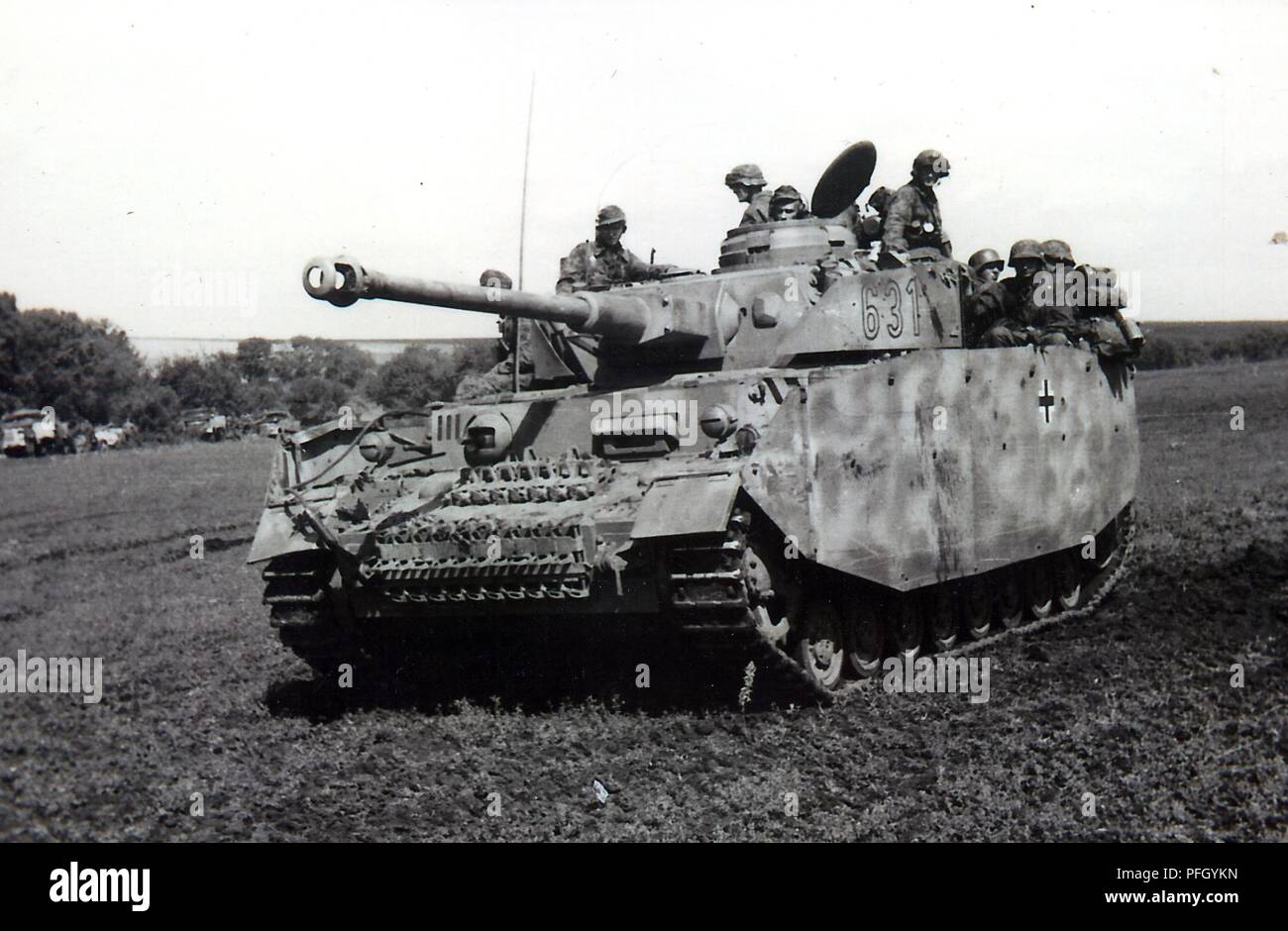 Waffen-SS Grenadiere an Bord eines Panzer IV AusfH mit seitlichen umsäumen den Tank und die grenadiere sind vom 3. SS Panzer Division Totenkopf das Foto Termine Juni 1943 von der Ostfront Stockfoto