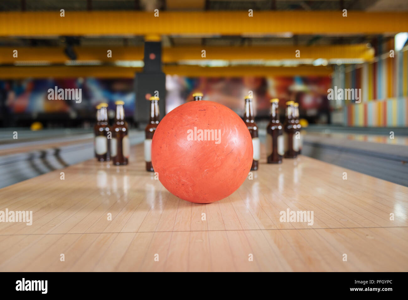 Selektiver Fokus einer Bowling Ball Flaschen anfahren Stockfoto