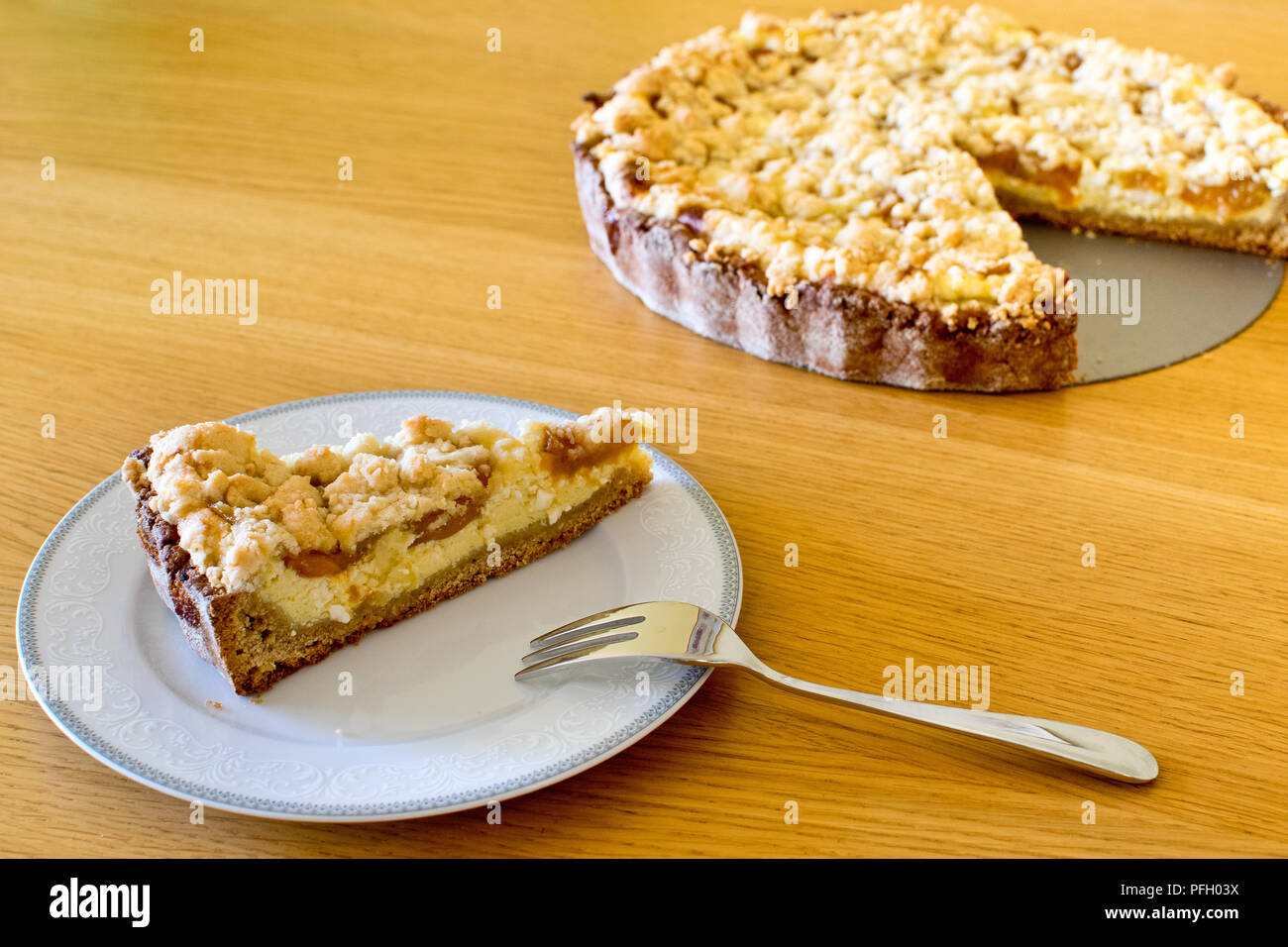 Süße Nachspeise auf der Platte mit einer Gabel Stockfoto