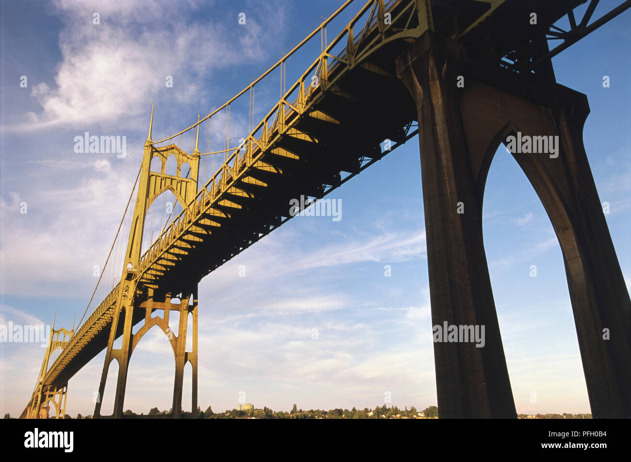 USA, Pacific Northwest, Oregon, Portland, St. Johns Brücke, 1931, Stahl Suspension Bridge spanning nördlichsten Willamette River, von renommierten Ingenieur David B. Steinman, Low Angle View konzipiert. Stockfoto
