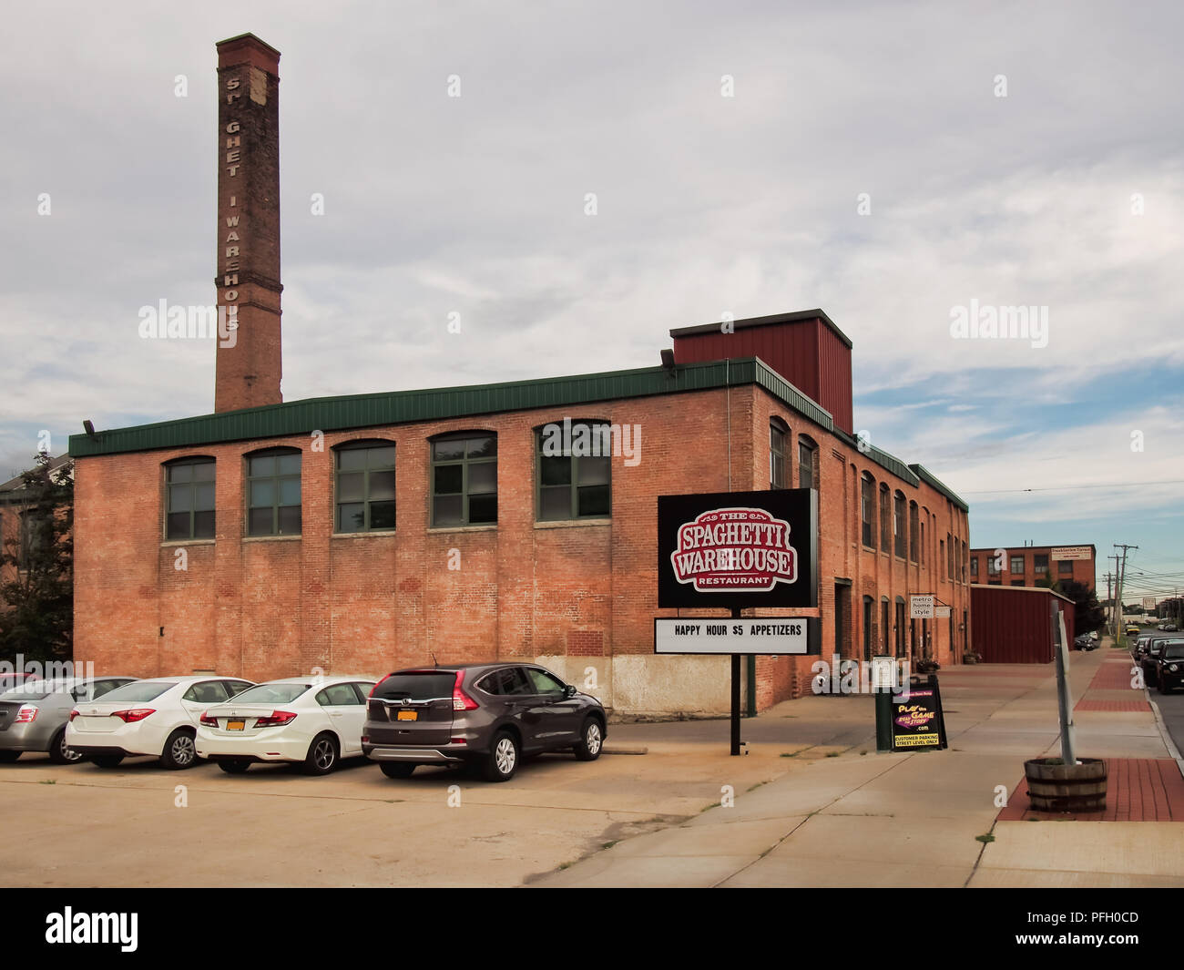 In Syracuse, New York, USA. August 11, 2018. Blick auf die Spaghetti Warehouse Restaurant, einem beliebten Restaurant in der historischen Franklin Square Stockfoto