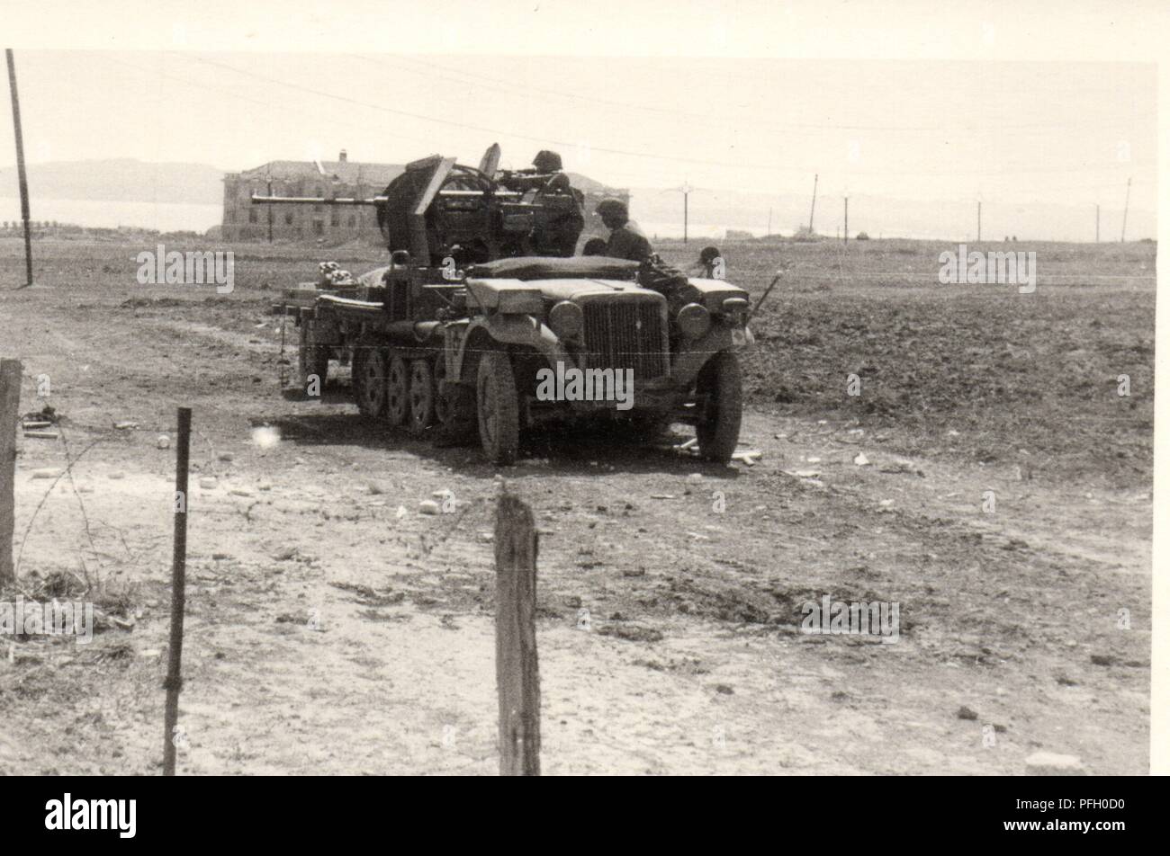 Deutsche Soldaten beteiligen die sowjetischen Truppen mit Licht Anti Aircraft Gun auf einem halftrack südlichen Russland 1942 montiert Sie scheinen von der Waffen-SS in ihre Tarnung Jacken Stockfoto