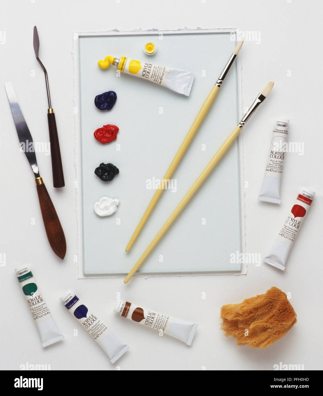 Rohre und Blobs der Acrylfarbe, Pinsel, Spachtel und Schwamm, Ansicht von oben Stockfoto