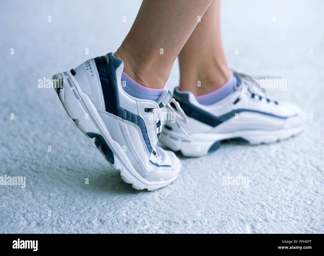 Die Füße der Frau im Sport Schuhe, stehend auf Kugel der Fuß mit dem rechten Fuß, close-up Stockfoto
