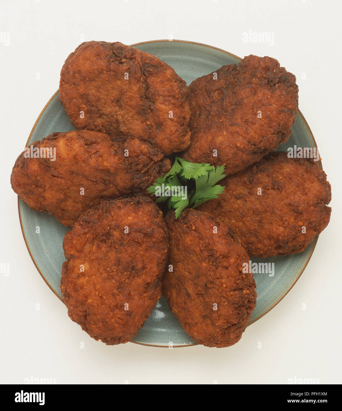 Platte von Latkes, traditionelle Hanukkah gebratene Kartoffeln Kuchen, Ansicht von oben. Stockfoto