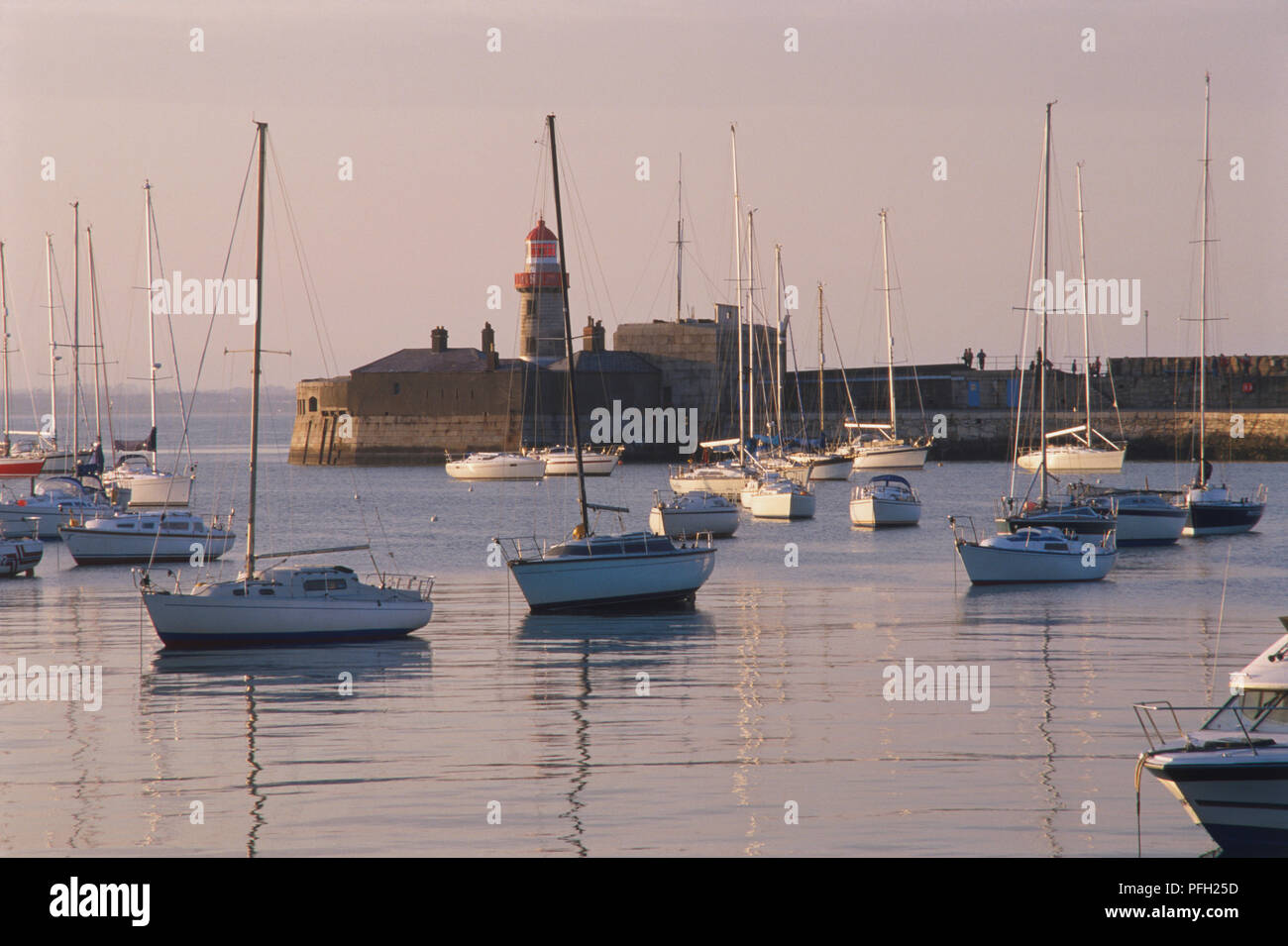 Irland, Dublin, Dun Laoghaire Hafen bei Dämmerung. Stockfoto Irland, Dublin, Dun Laoghaire Hafen bei Dämmerung. Stockfoto