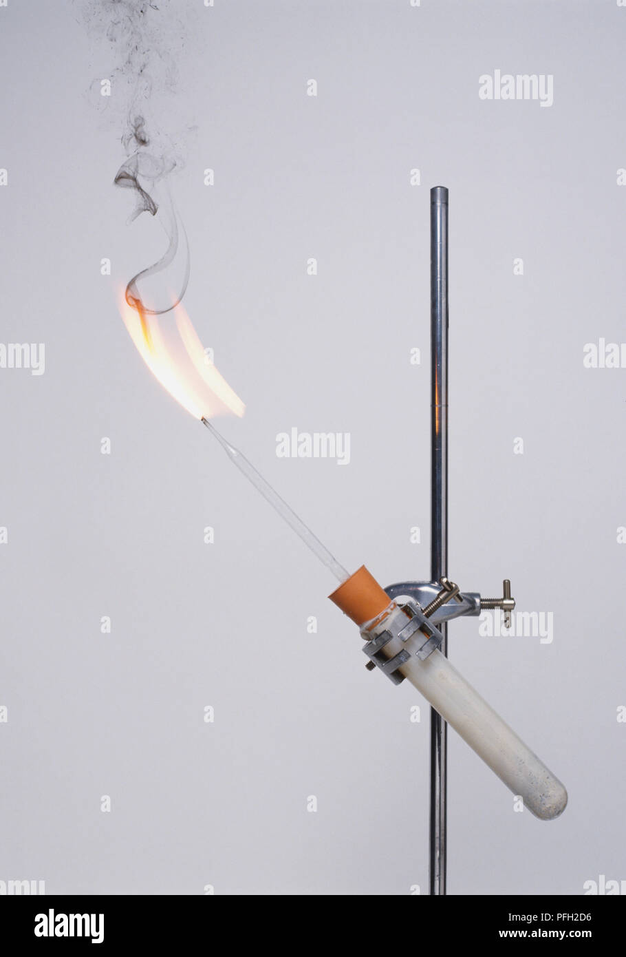 Vorbereitung der ethyne, exotherme Reaktion von Wasser und Kalziumkarbid. Stockfoto