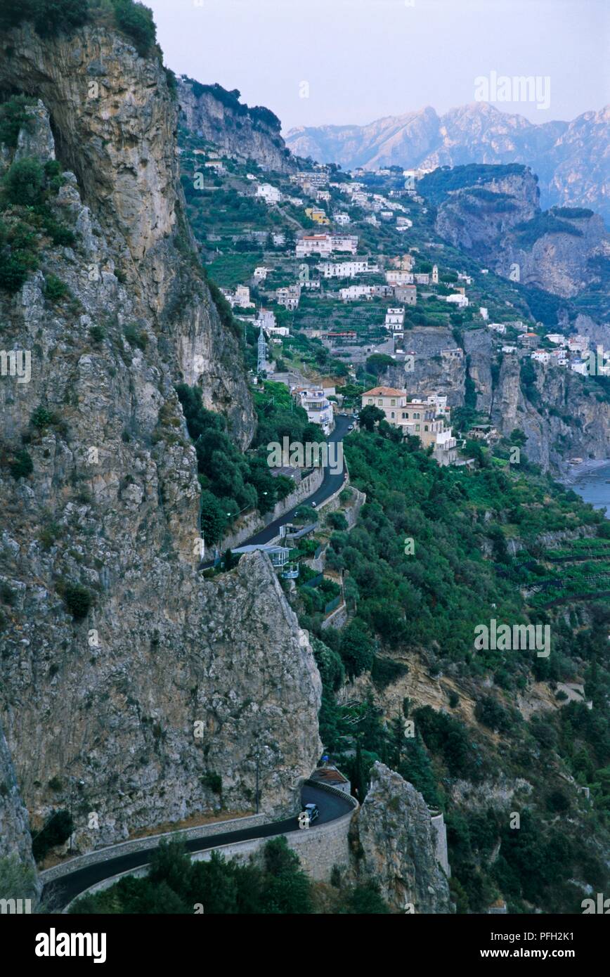Italien, steilen Küstenstraße an der Seite des Berges gebaut Stockfoto