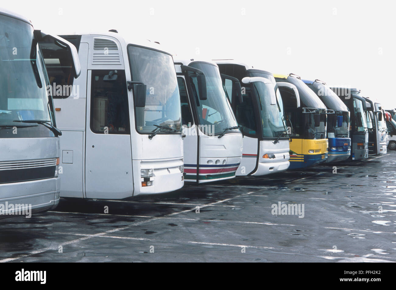 Frankreich, Normandie, Trainer aufgereiht in Parkplatz Stockfoto