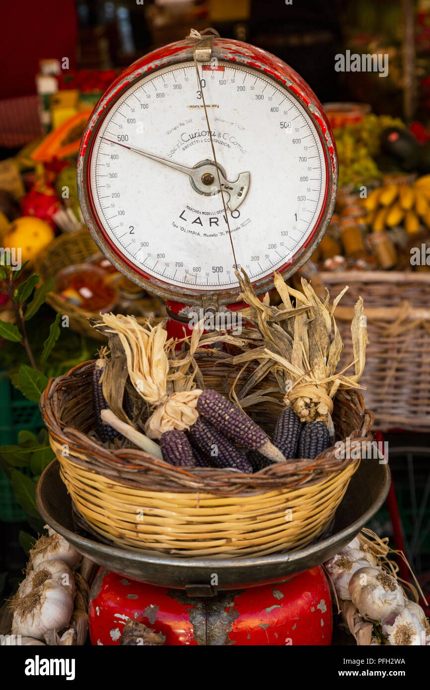 Rom, Italien. Obst und Gemüse stand beim täglichen Markt auf dem Campo dei Fiori. Waagen mit Korb von Mais Ohren. Stockfoto
