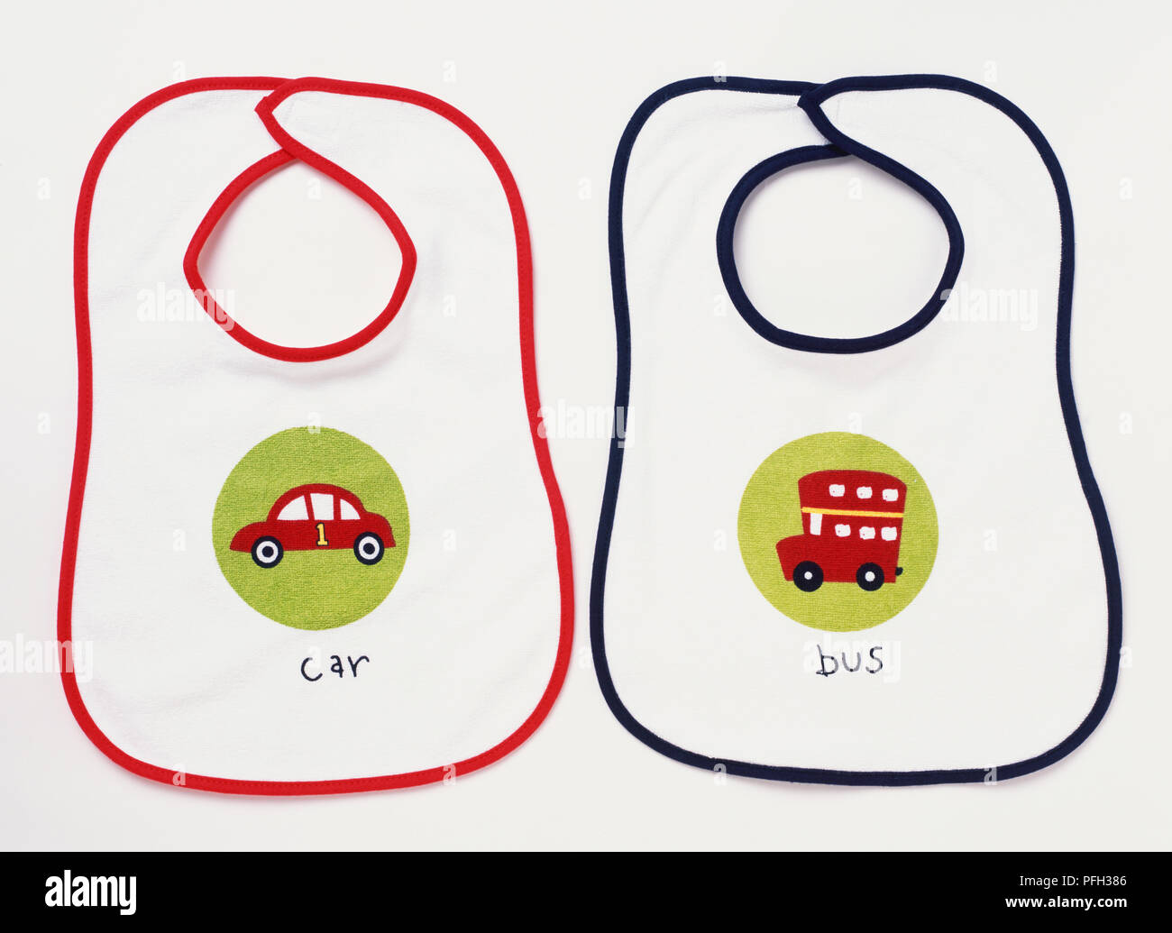 Zwei weiße Baby Lätzchen, eines mit Bus Abbildung und die anderen mit dem Auto Abbildung Stockfoto