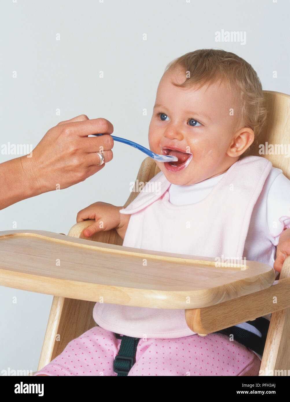 Baby Madchen Sitzen In Einem Hochstuhl Spoon Fed Und Ihr Mund