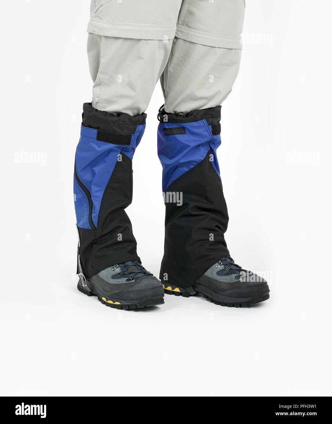 Paar Beine mit Wanderschuhen und Manschetten, close-up Stockfoto