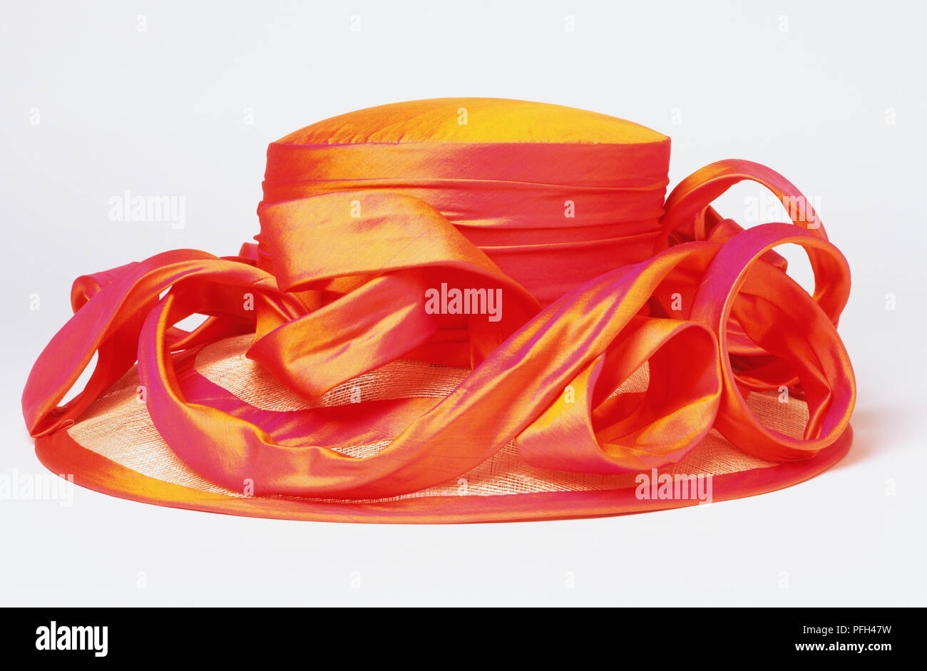 Woman's Hut mit roten und orangenen Bändern verziert Stockfoto