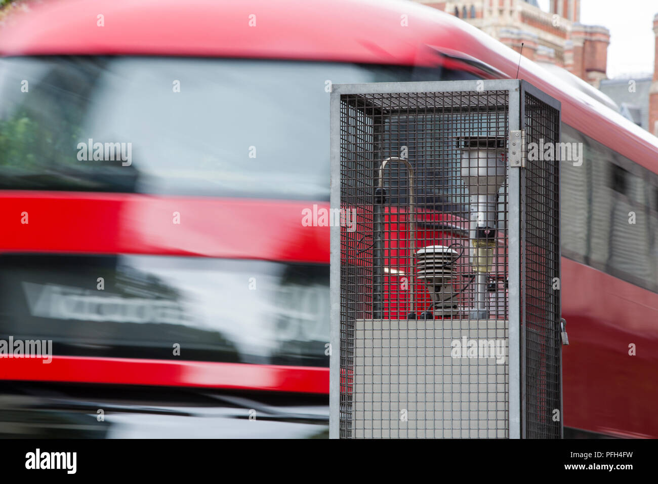 Eine Messstation zur Überwachung der Luftverschmutzung auf der Euston Road in London. Londons Luftverschmutzung regulalarly überschreitet EU-Vorschriften zur Luftqualität und wer guidleines Für saf Stockfoto