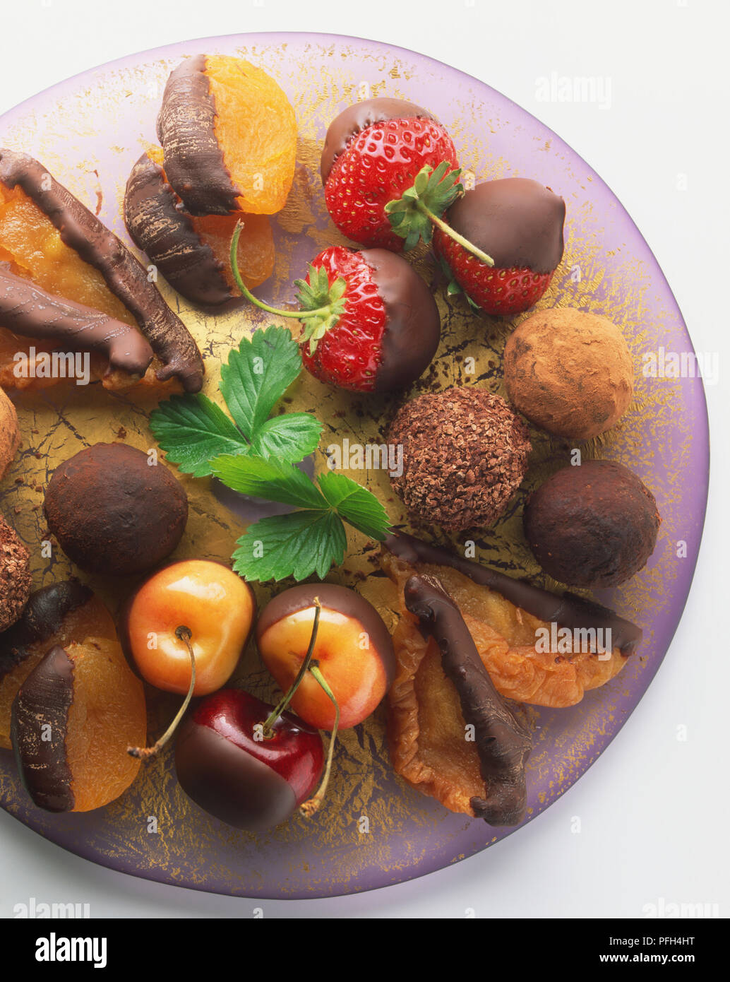 Schokolade Trüffel und Früchte eingetaucht in dunkle Schokolade Stockfoto