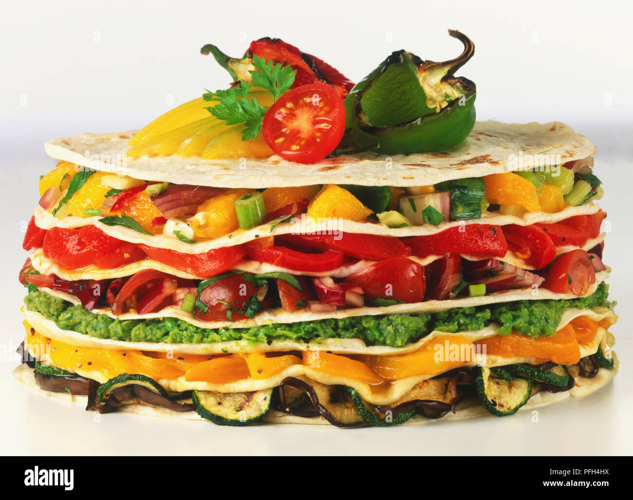 Tortilla Fladenbrote, überlagert mit Gemüse Stockfoto
