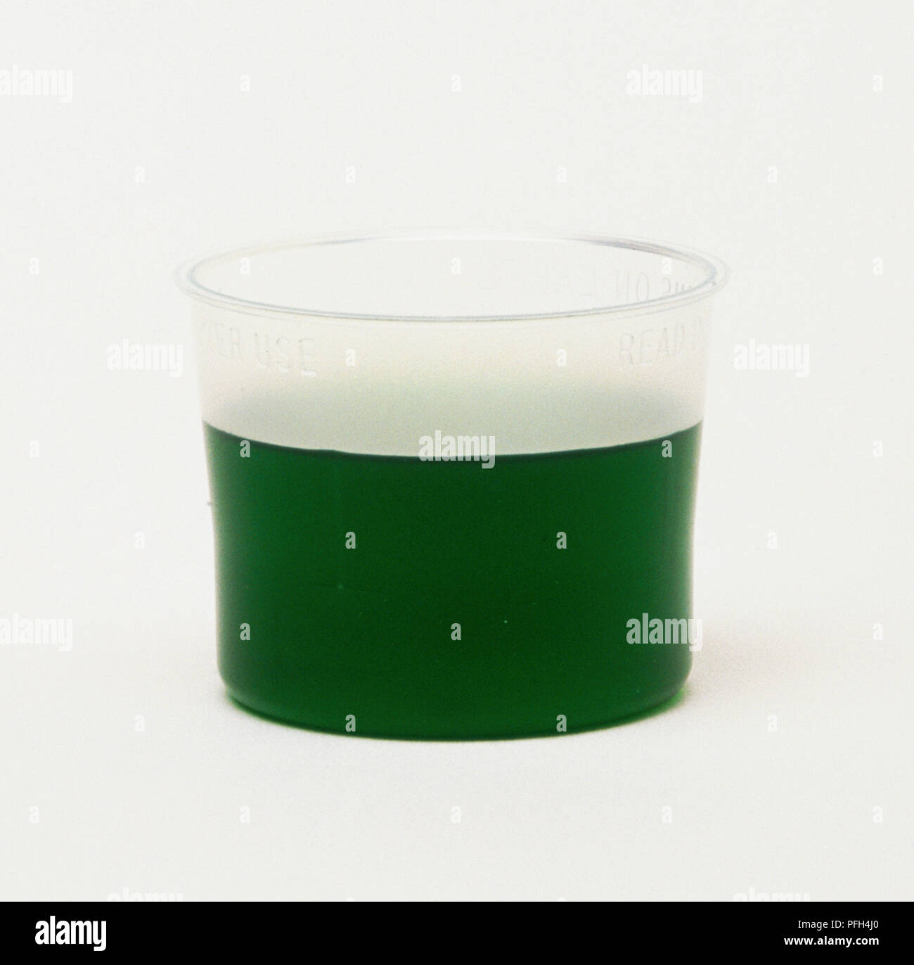 Schale aus Kunststoff mit grüne Medizin Stockfoto