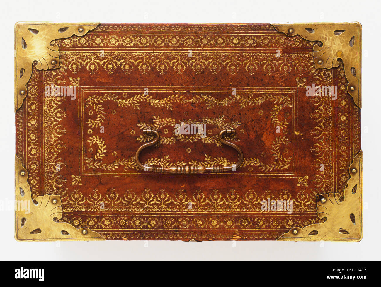Reich verzierte Truhe mit goldfarbenen Armaturen, Ansicht von oben Stockfoto
