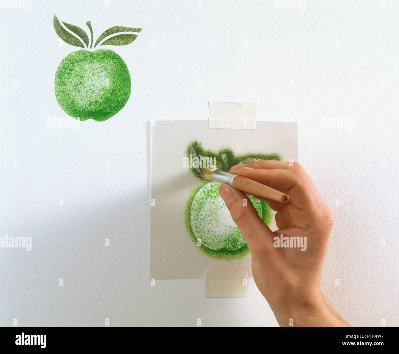 Schablonieren green apple Formen an einer Wand Stockfoto