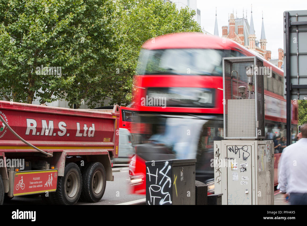 Eine Messstation zur Überwachung der Luftverschmutzung auf der Euston Road in London. Londons Luftverschmutzung regulalarly überschreitet EU-Vorschriften zur Luftqualität und wer guidleines Für saf Stockfoto