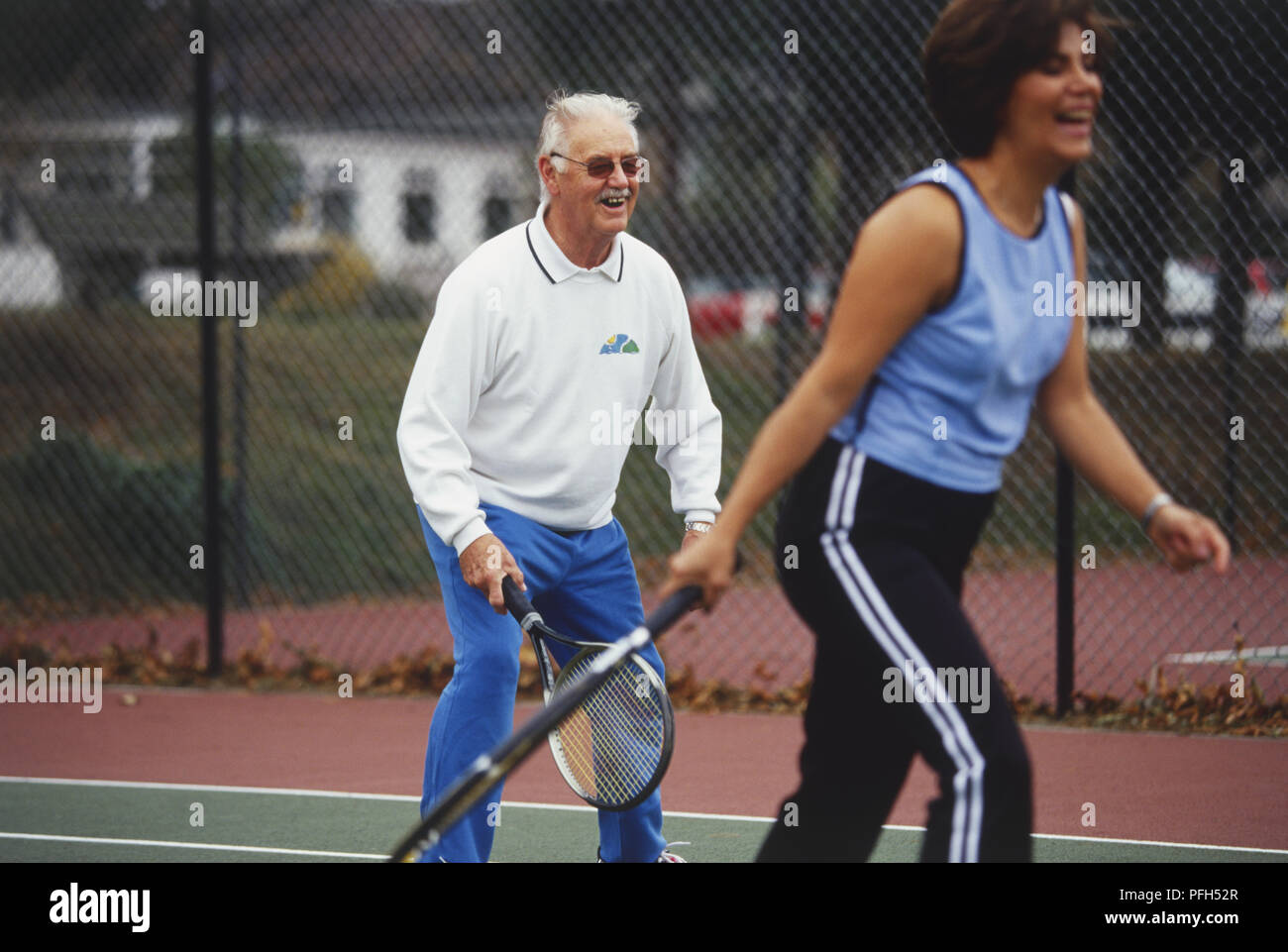Reifer Mann und Frau Tennis spielen in einem Doppel. Stockfoto