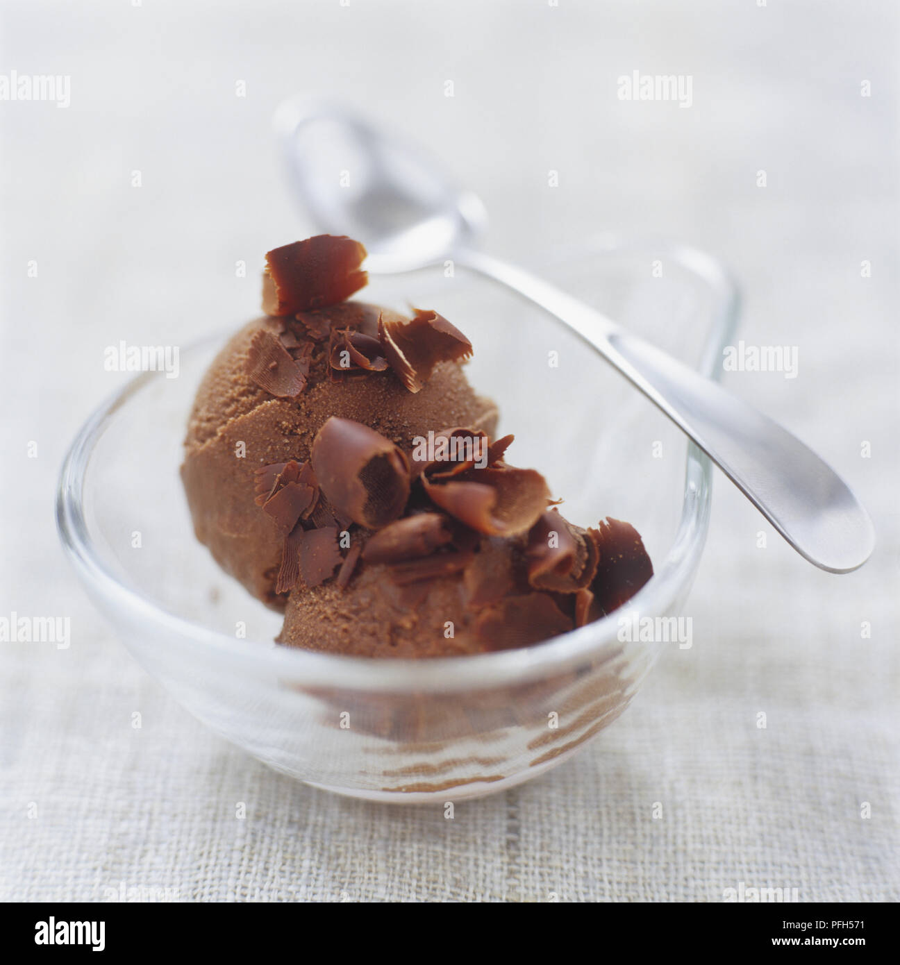 Schokoladensorbet gekrönt mit Schokolade Spänen, Nahaufnahme Stockfoto