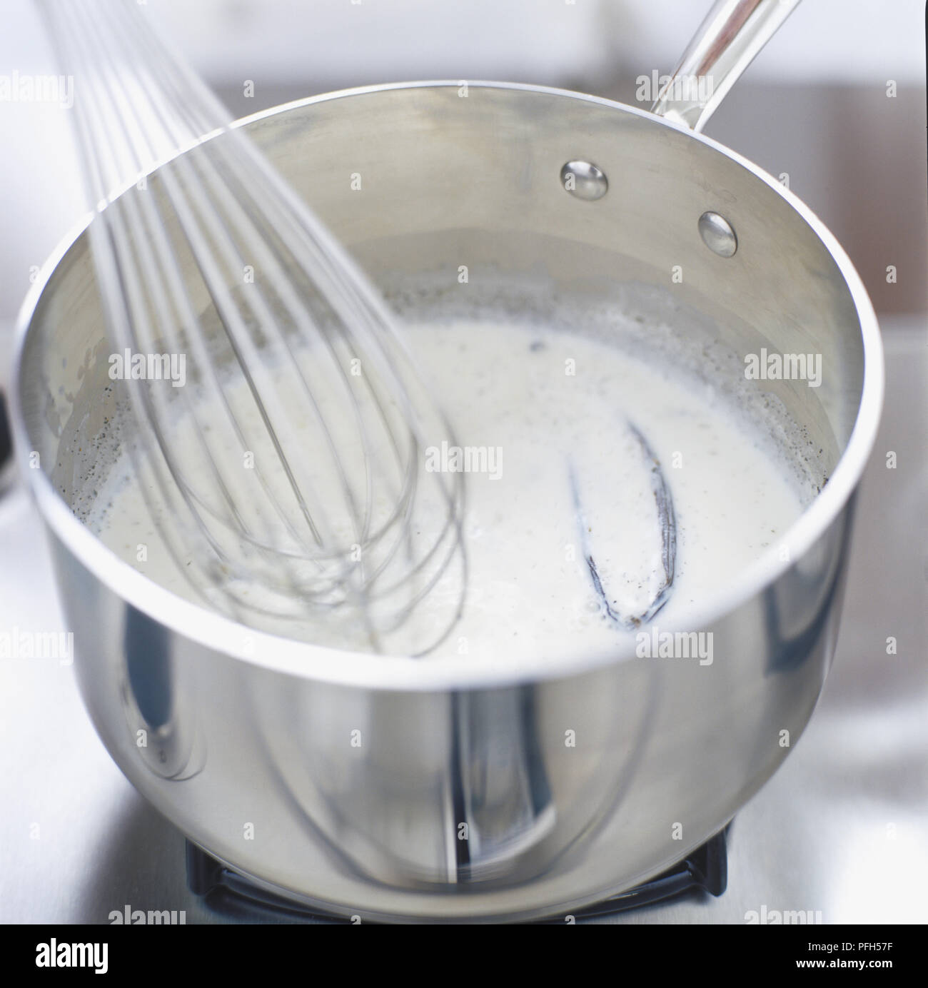 Metall Schneebesen verwendet wird Butter und Karamell Sirup in