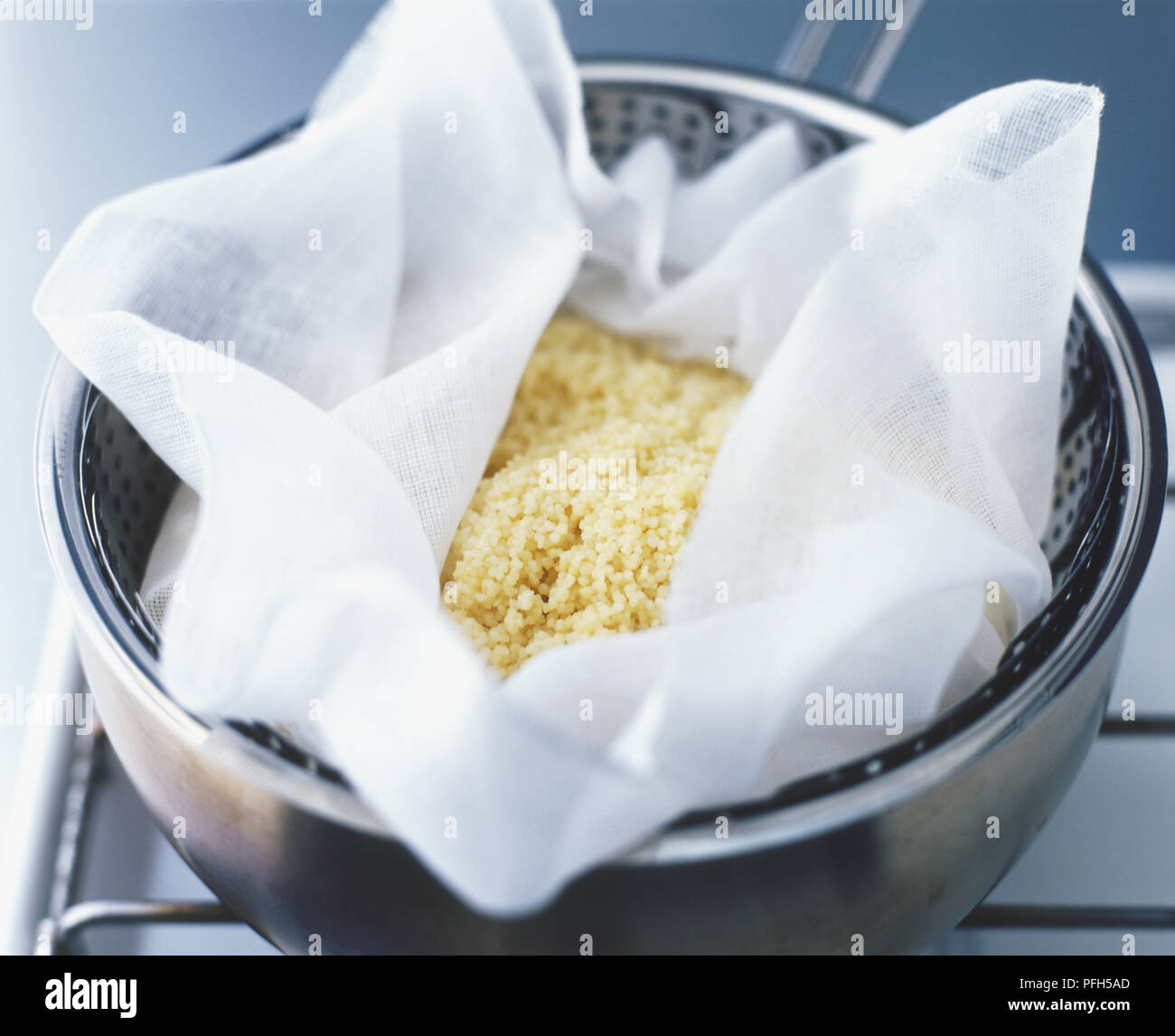 Couscous in eine musselin gesäumten Dampferkorb, hohe Betrachtungswinkel Stockfoto