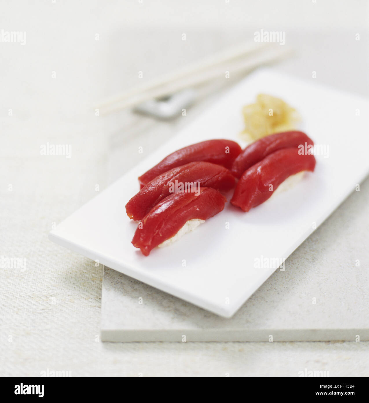 Nigiri sushi Pakete von Reis mit rohem Thunfisch Schnitte, auf eine weiße Tafel, hohe Betrachtungswinkel Stockfoto