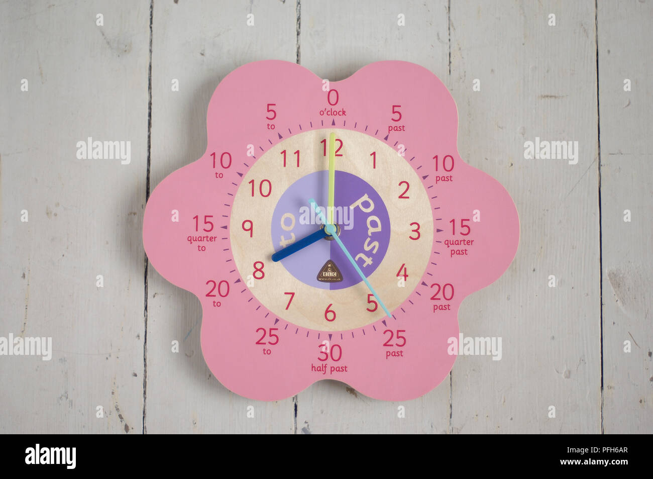 Rosa Blume geformte Wanduhr, zeigen acht Uhr, close-up Stockfoto