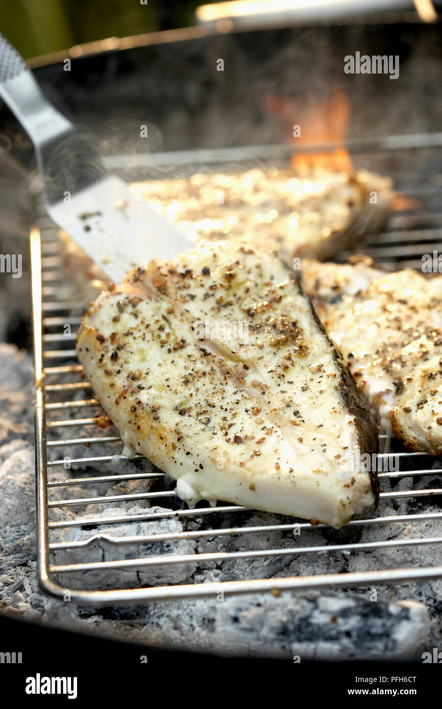 Heilbutt Steaks auf Grill, Spachtel Stockfoto