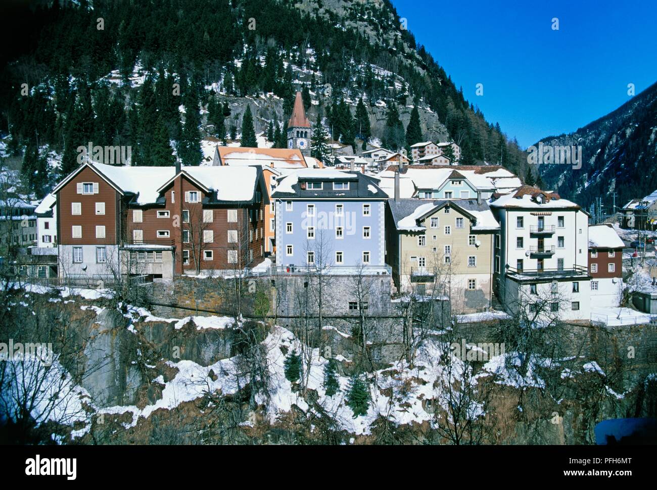 Schweiz, Uri Kanton, Goschenen, Häuser über steilen Tal, unterhalb der St. Gotthard Stockfoto