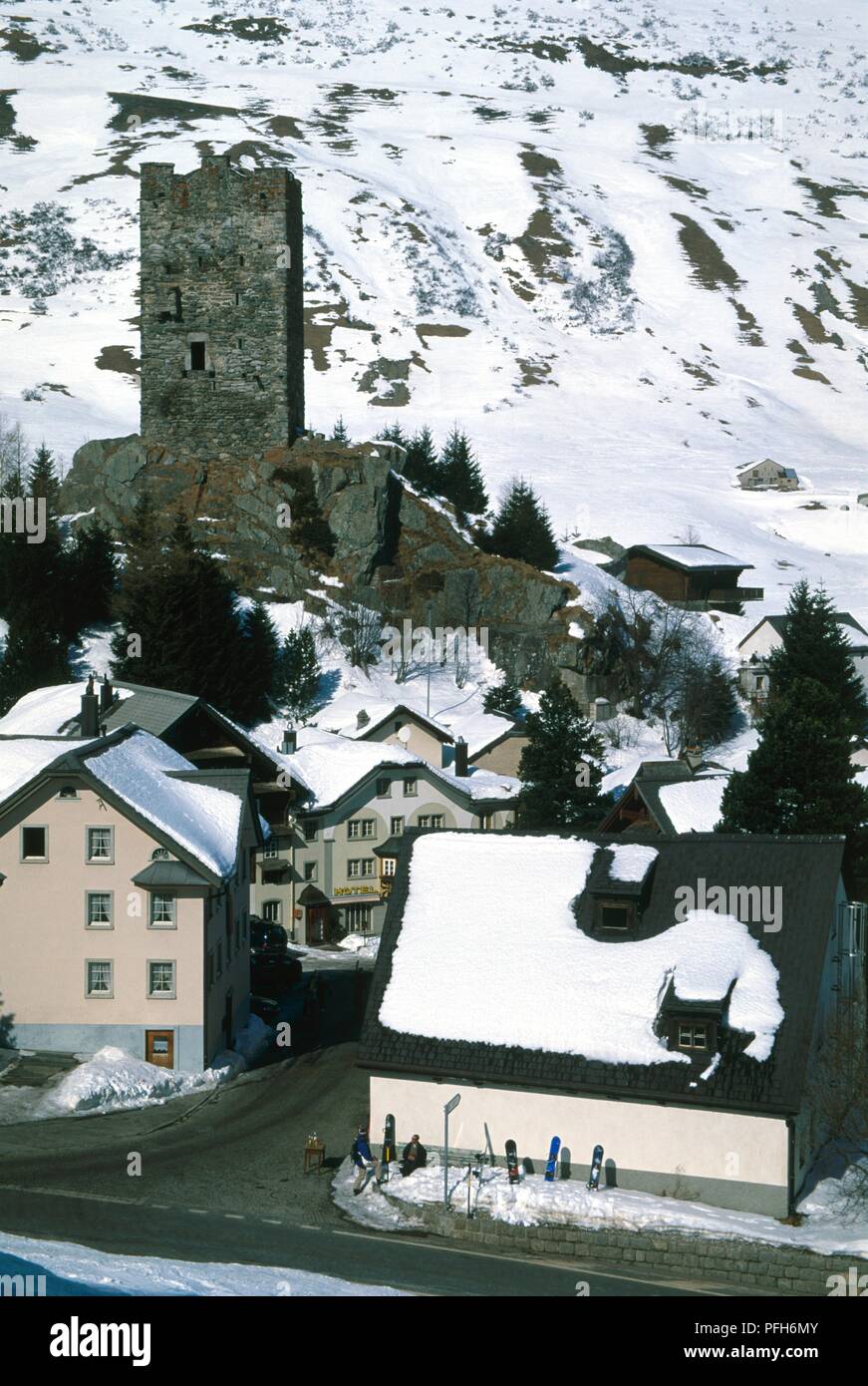 Schweiz, Uri Kanton, Hospental, Dorf im Schnee bedeckt, mit Resten der mittelalterlichen Burg Stockfoto